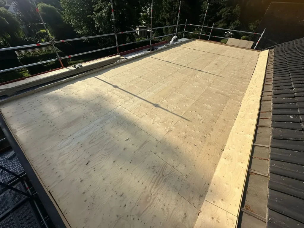 Dakbeschot van multiplex op een dakopbouw, omringd door een steiger in Westzaan