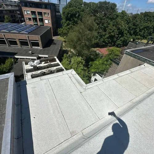 Plat dak met witte dakbedekking en een verspringende dakrand in Krommenie