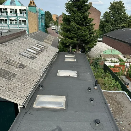 Opgeleverd bitumen dak met lichtkoepels en dakdoorvoeren in Velserbroek